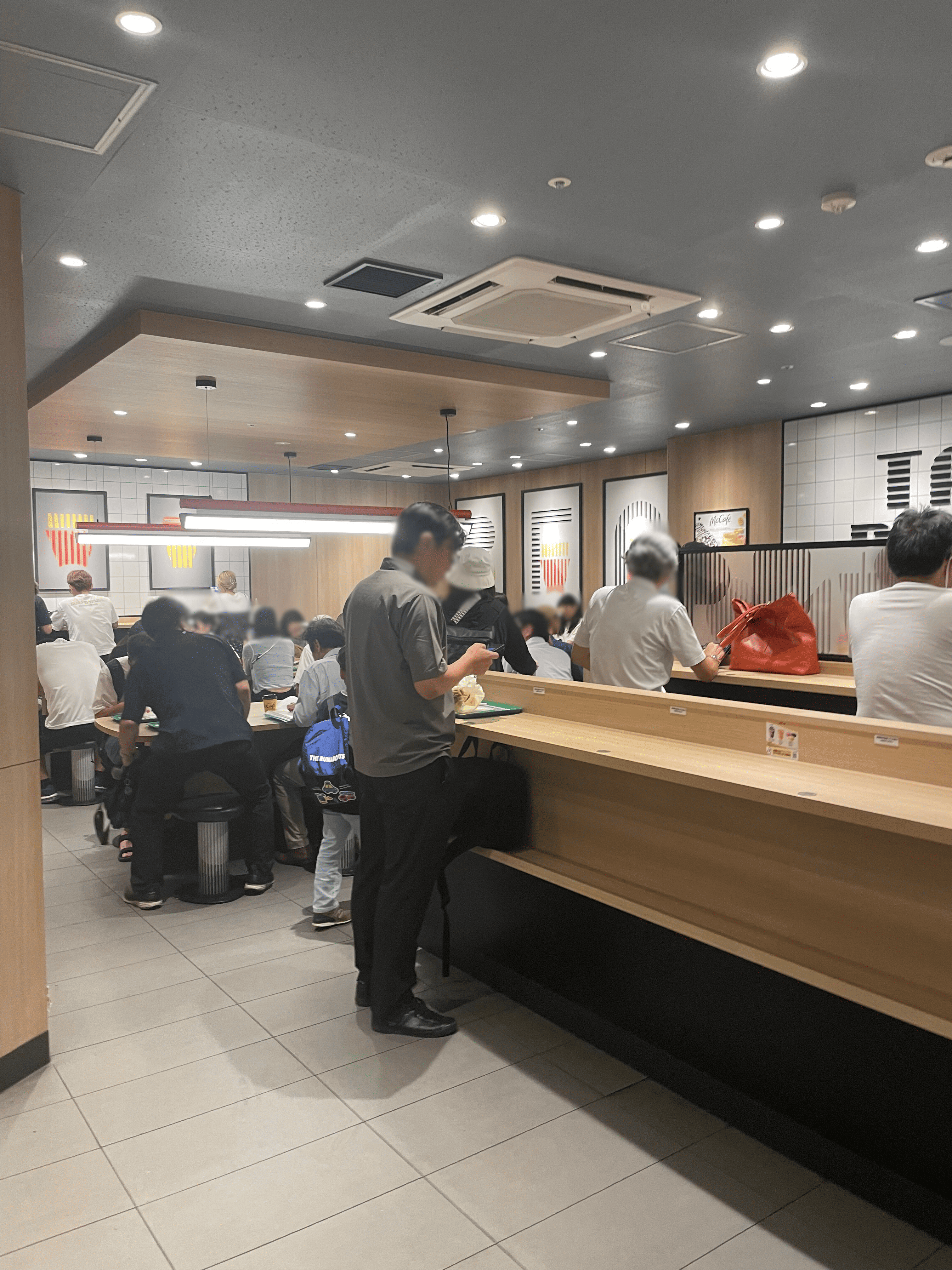 横浜ポルタマクドナルド店内