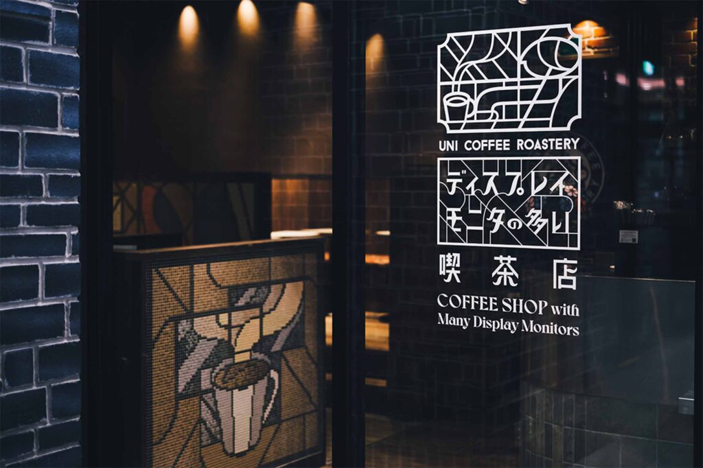 MARK IS みなとみらい店(ディスプレイモニタの多い喫茶店)