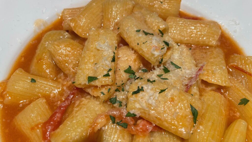 フルーツトマトのアラビアータ リガトーニ