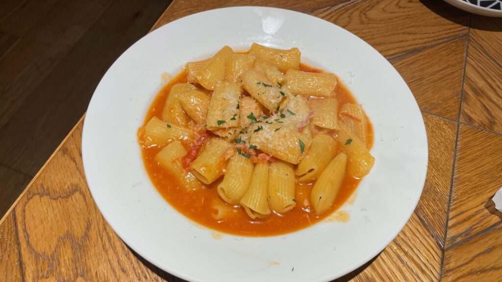 フルーツトマトのアラビアータリガトーニ