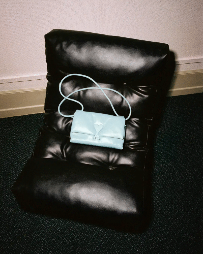 ブルー スムースレザー Voulez-Vous バッグ ¥159,500 (税込)