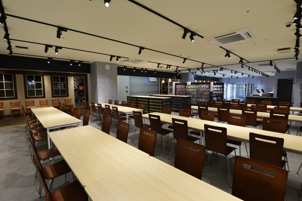 68席の対戦席を設けたコミュニティ型の店舗