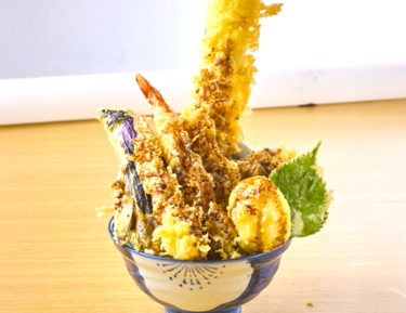 驚きのはみ出し天丼!【特上天丼】