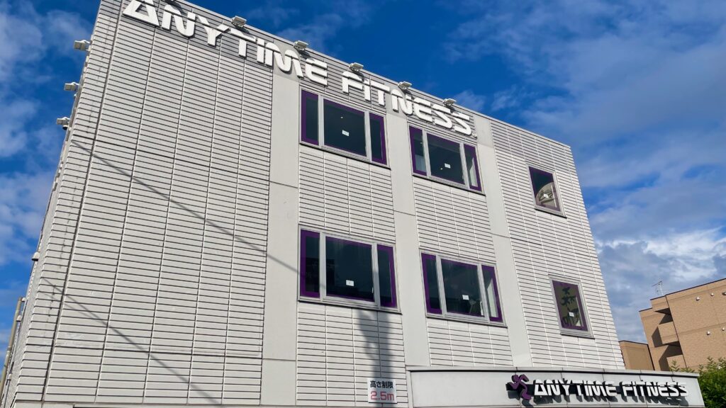 2階：有酸素ゾーン／3階：フリーウェイトゾーン