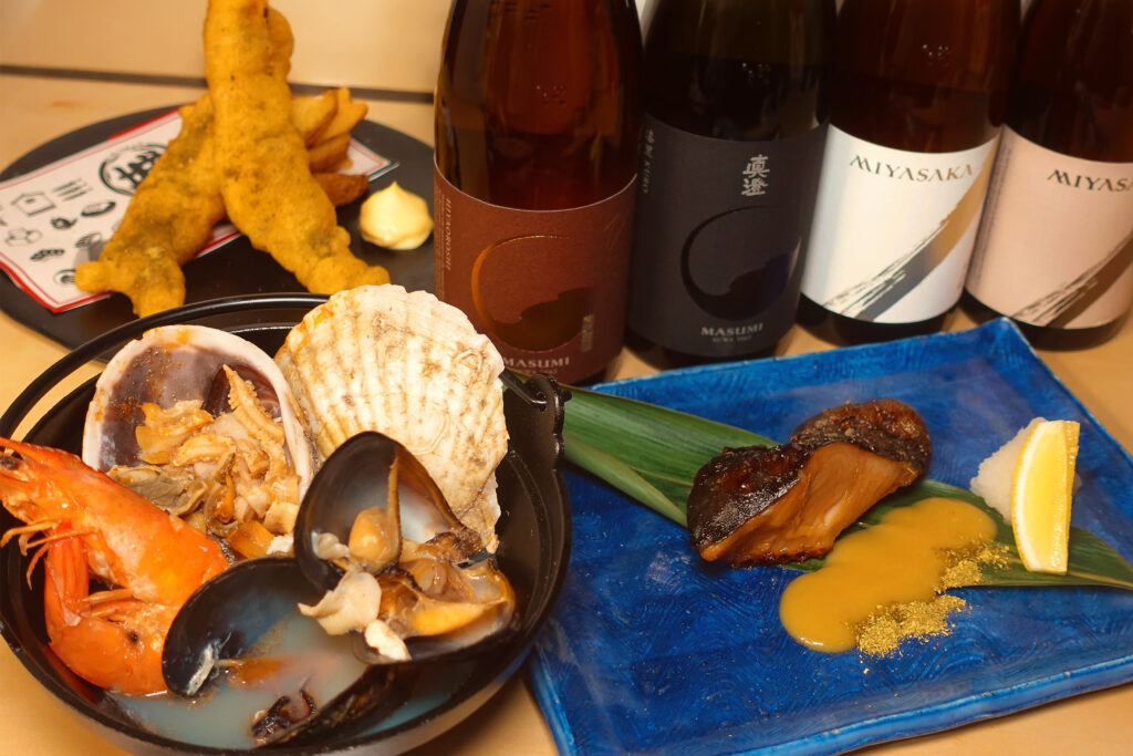 看板商品「魚貝の吟醸酒蒸し」写真右:看板商品「名物 厚切り銀たら焼き」